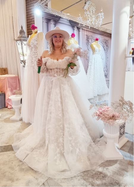Braut in einem Brautkleid im La vera sposa Store