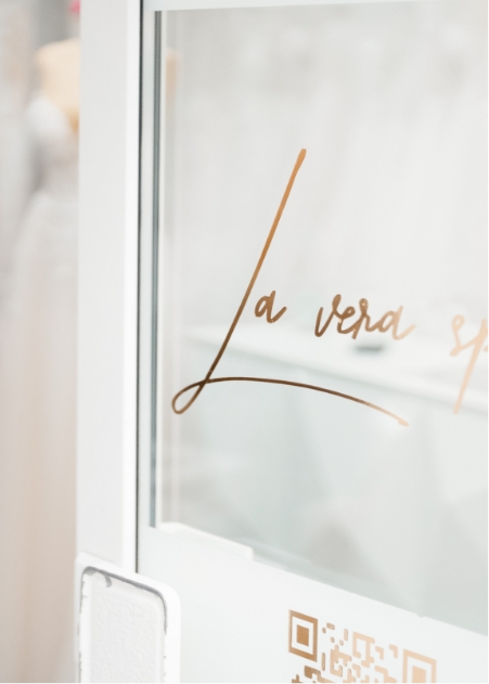 Glasfront mit der Aufschrift La vera sposa