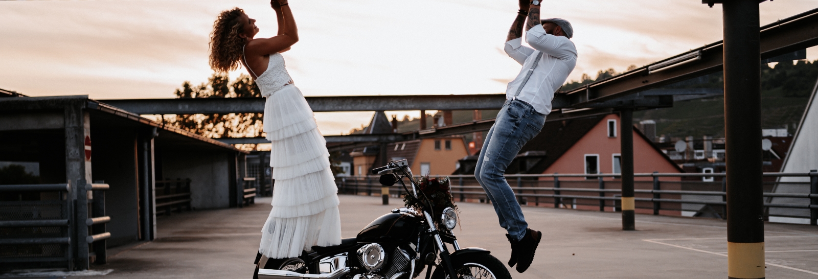 Brautpaar mit Motorrad im Freien
