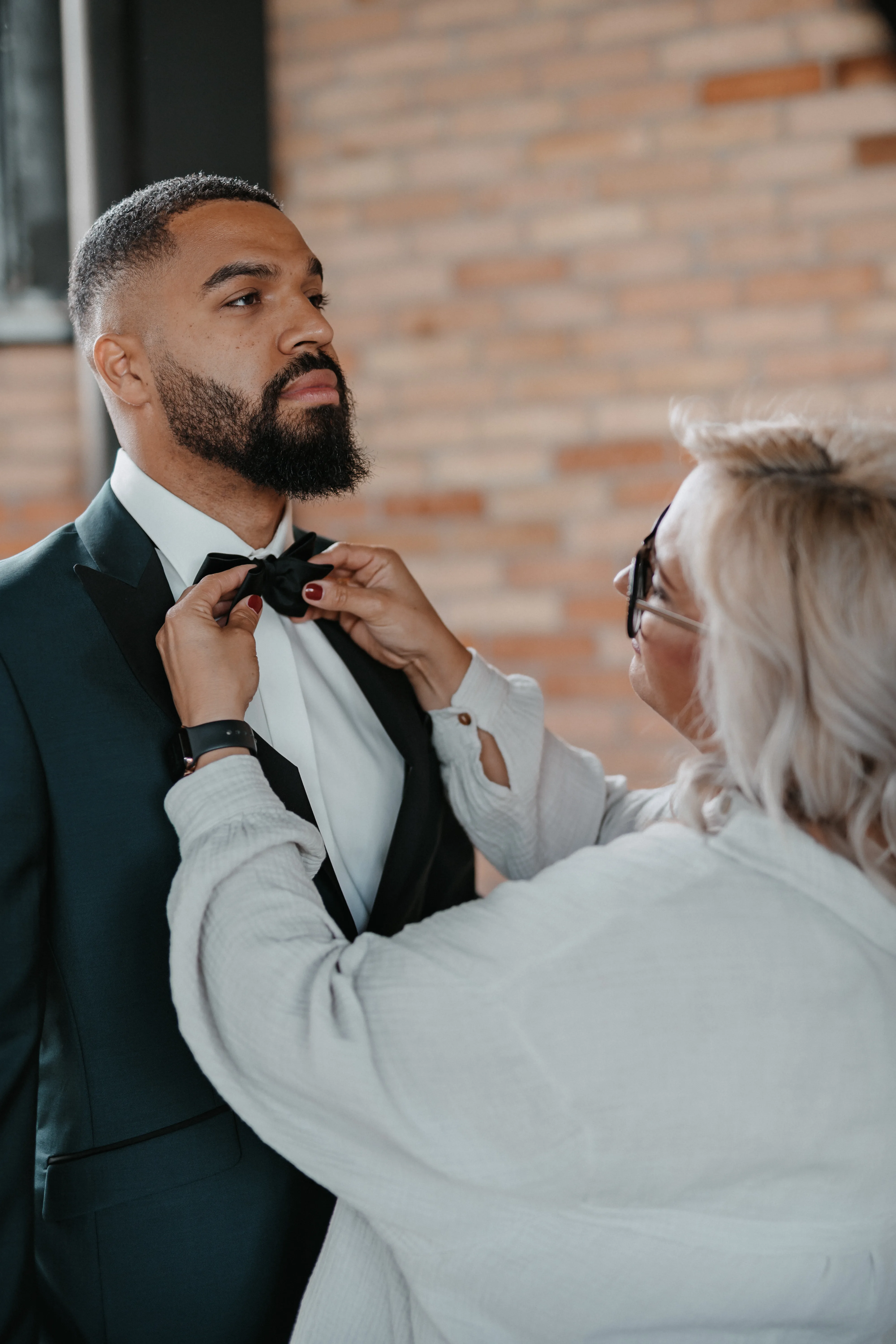 Brautpaar von hinten bei Hochzeit in Stuttgart - gemeinsamer Auftritt