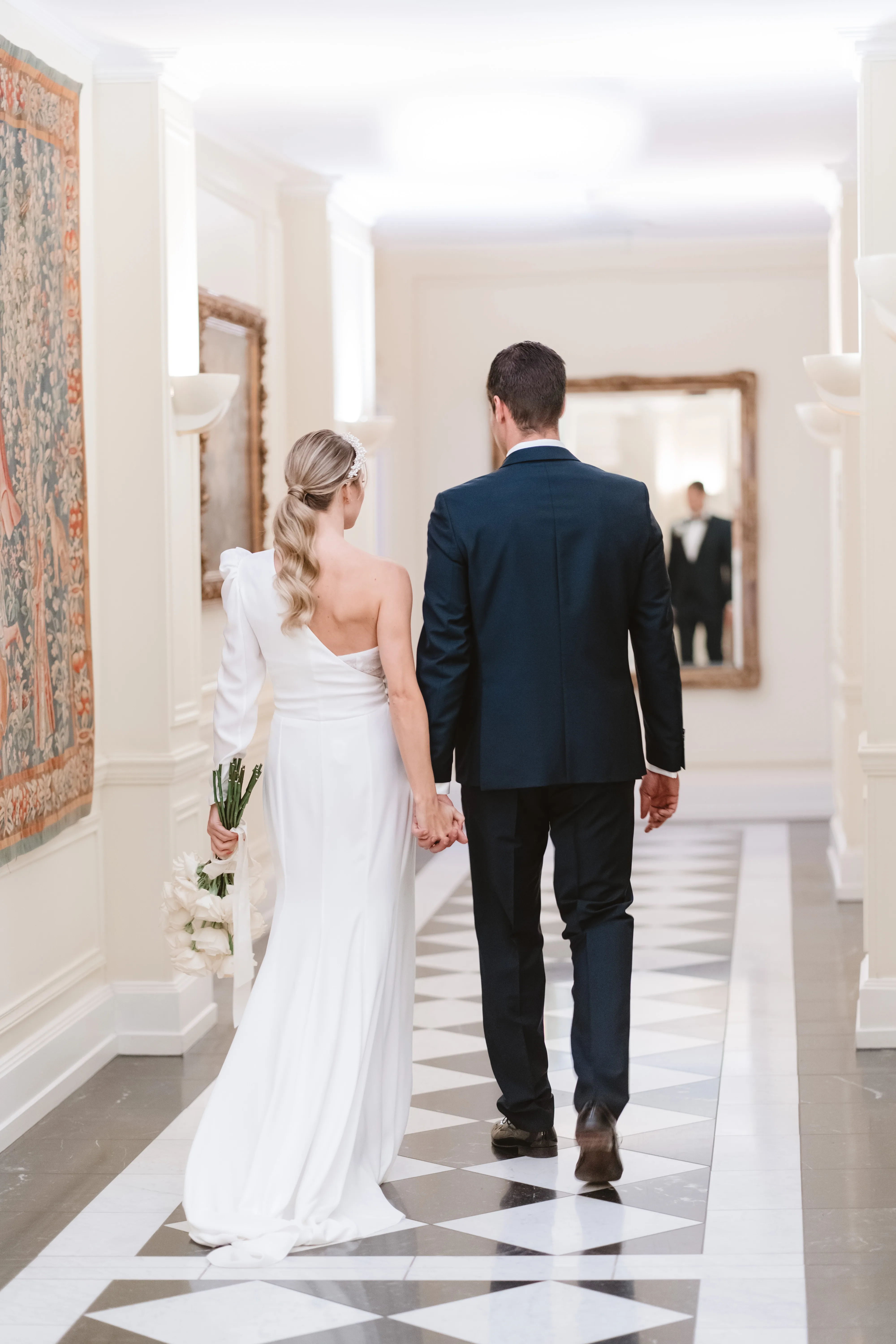 Hochzeitsanzug Beratung bei La vera sposa Stuttgart - Bräutigam und Braut im Atelier